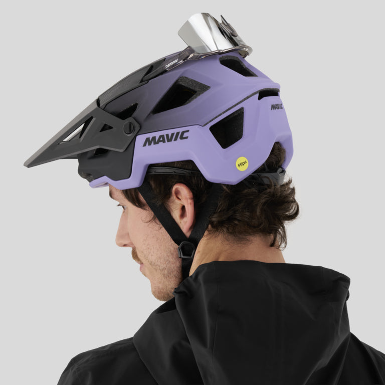 Casco MTB MAVIC DEEMAX TRAIL nero/viola - indossato, vista posteriore di tre quarti