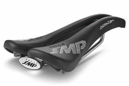 Sella SMP BLASTER con binari in acciaio inox — vista posteriore a tre quarti
