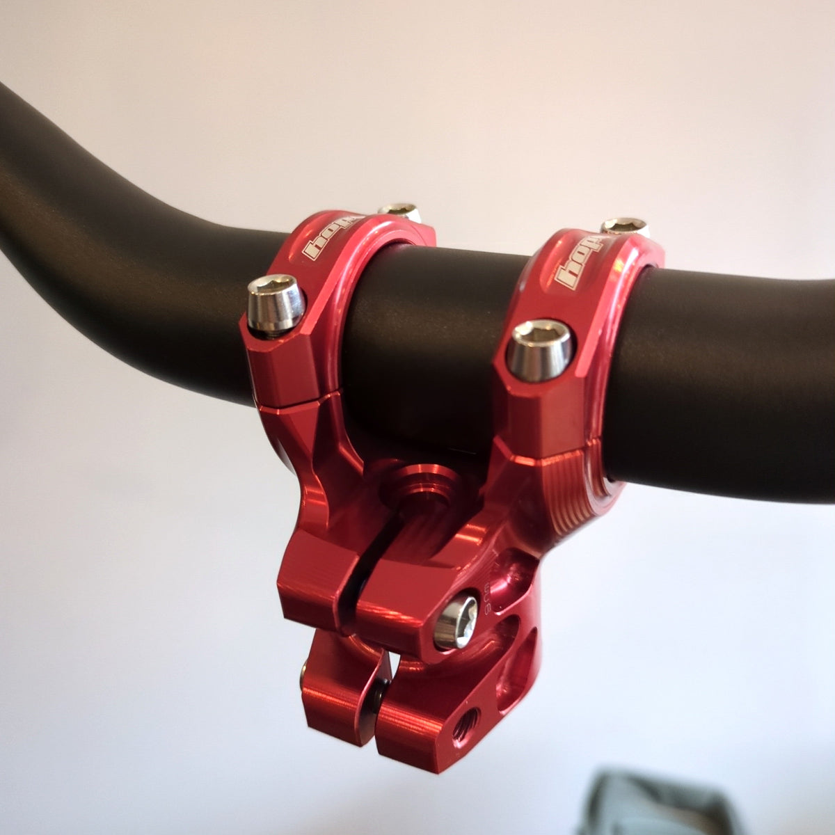 Attacco manubrio HOPE GRAVITY 20 mm rosso — vista posteriore montato su un manubrio