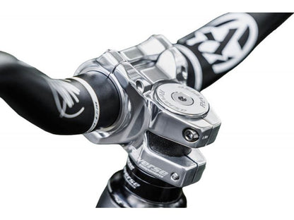 Attacco manubrio REVERSE COMPONENTS BLACK ONE D-2 Titanium argento — vista di tre quarti montato sulla bici