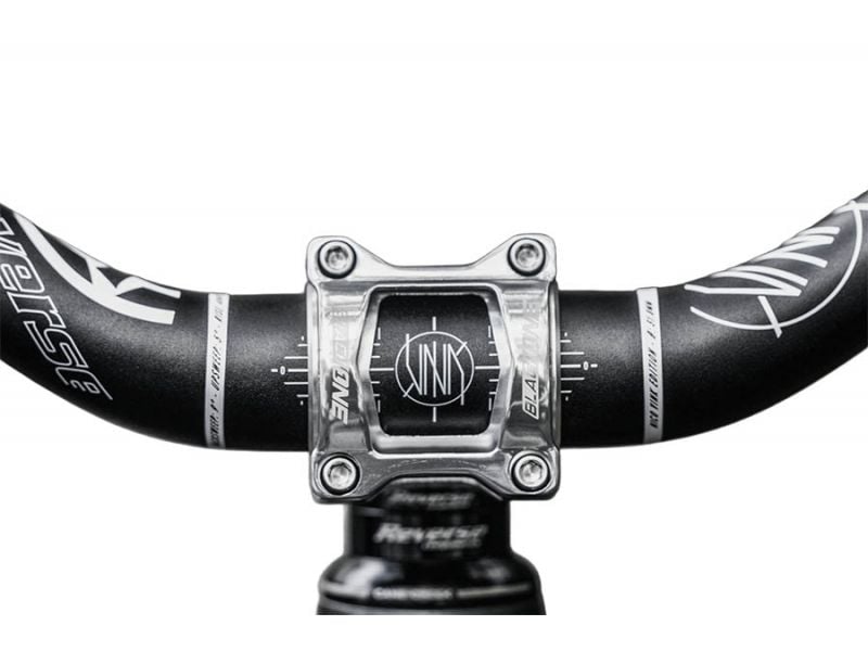 Attacco manubrio REVERSE COMPONENTS BLACK ONE D-2 Titanium argento — vista frontale montato sulla bici