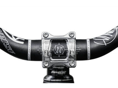 Attacco manubrio REVERSE COMPONENTS BLACK ONE D-2 Titanium argento — vista frontale montato sulla bici
