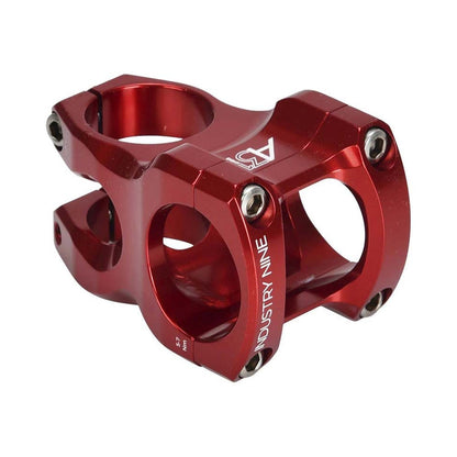 Attacco manubrio INDUSTRY NINE A318 rosso — vista principale su sfondo bianco