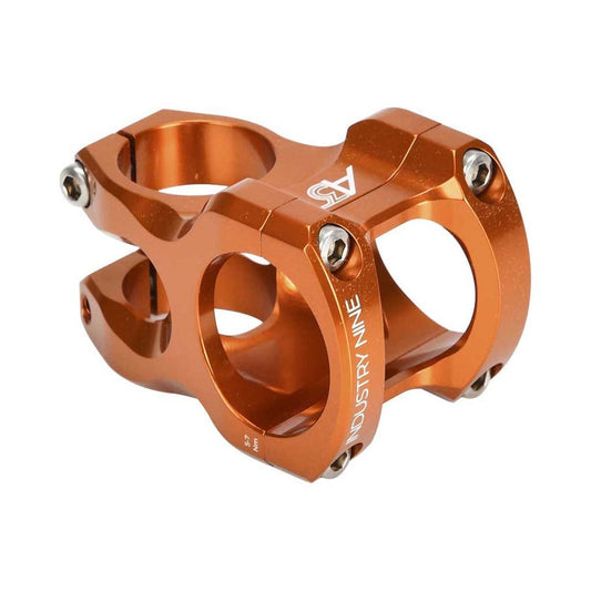 Attacco manubrio INDUSTRY NINE A35 arancione — vista principale su sfondo bianco