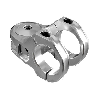 Attacco manubrio DMR DEFY50 rialzo 5mm argento — vista principale su sfondo bianco