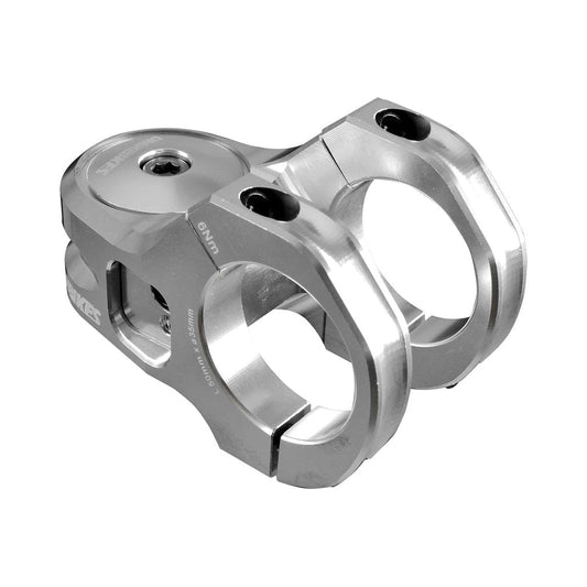 Attacco manubrio DMR DEFY50 rialzo 5mm argento — vista principale su sfondo bianco