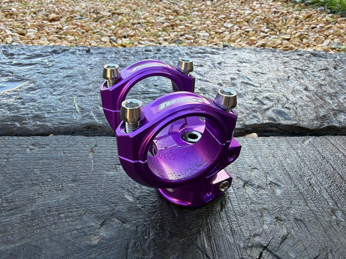 Attacco manubrio HOPE GRAVITY 20 mm viola — vista a tre quarti all’aperto