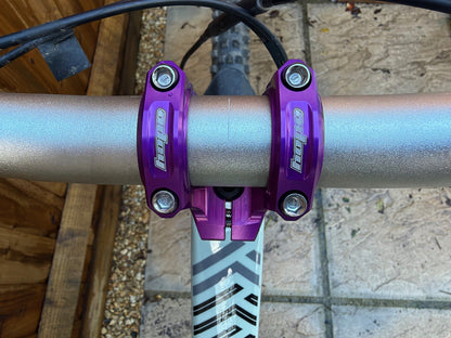 Attacco manubrio HOPE GRAVITY 20 mm viola — vista dall’alto, montato su un manubrio