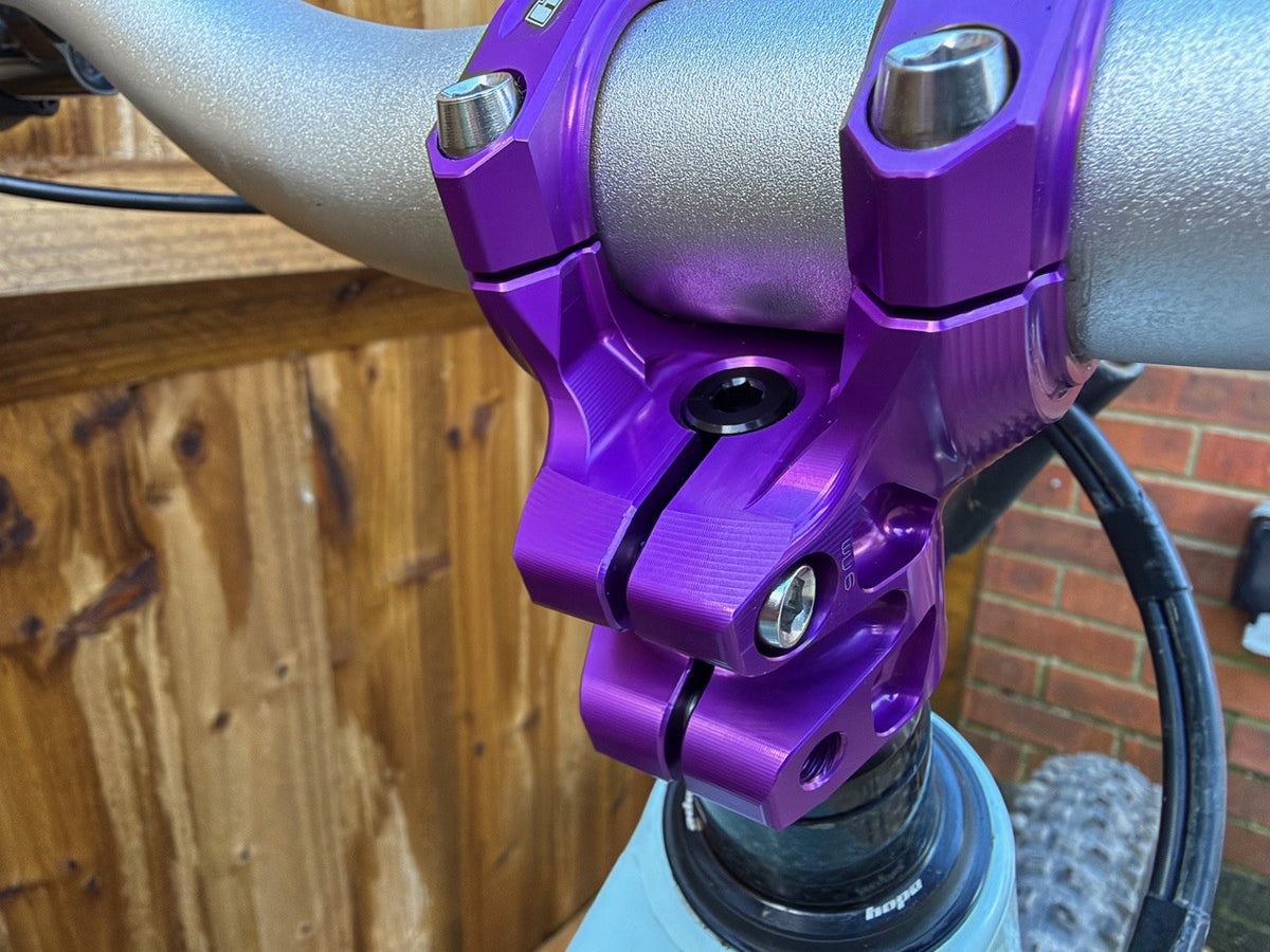 Attacco manubrio HOPE GRAVITY 20 mm viola — vista posteriore, montato su un manubrio