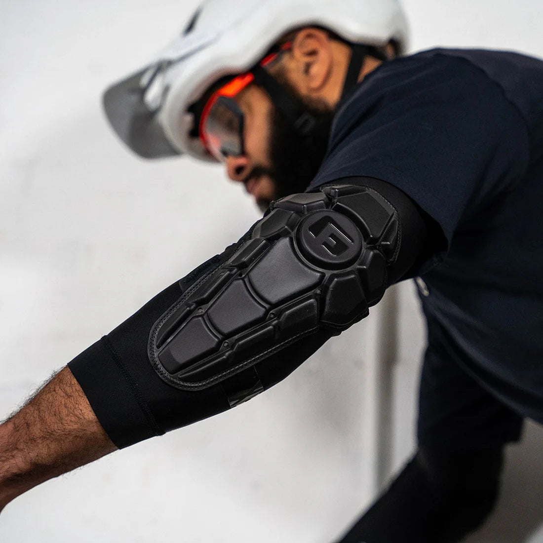 G-FORM PRO-X3 Gomitiere nero opaco