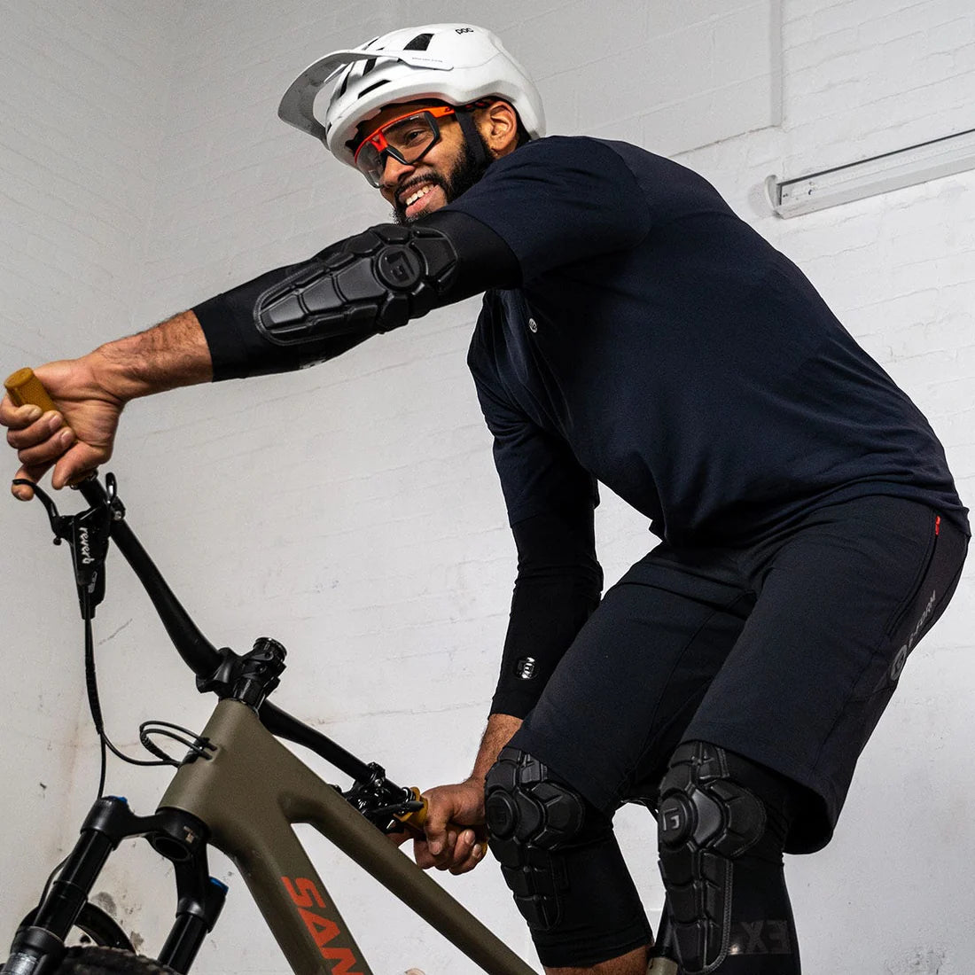 G-FORM PRO-X3 Gomitiere nero opaco