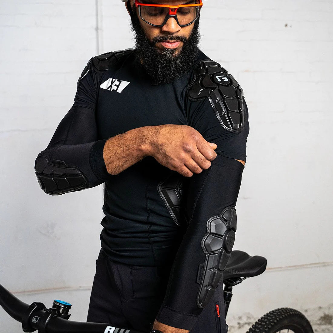 G-FORM PRO-X3 Gomitiere nero opaco